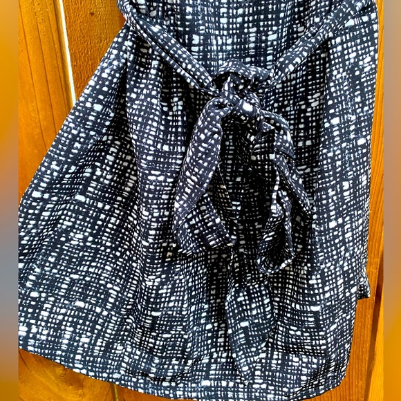 Liz Claiborne V-Neckline Sleeveless Blouse Stretch Wrap Around Belt Size Medium - Picture 3 of 7